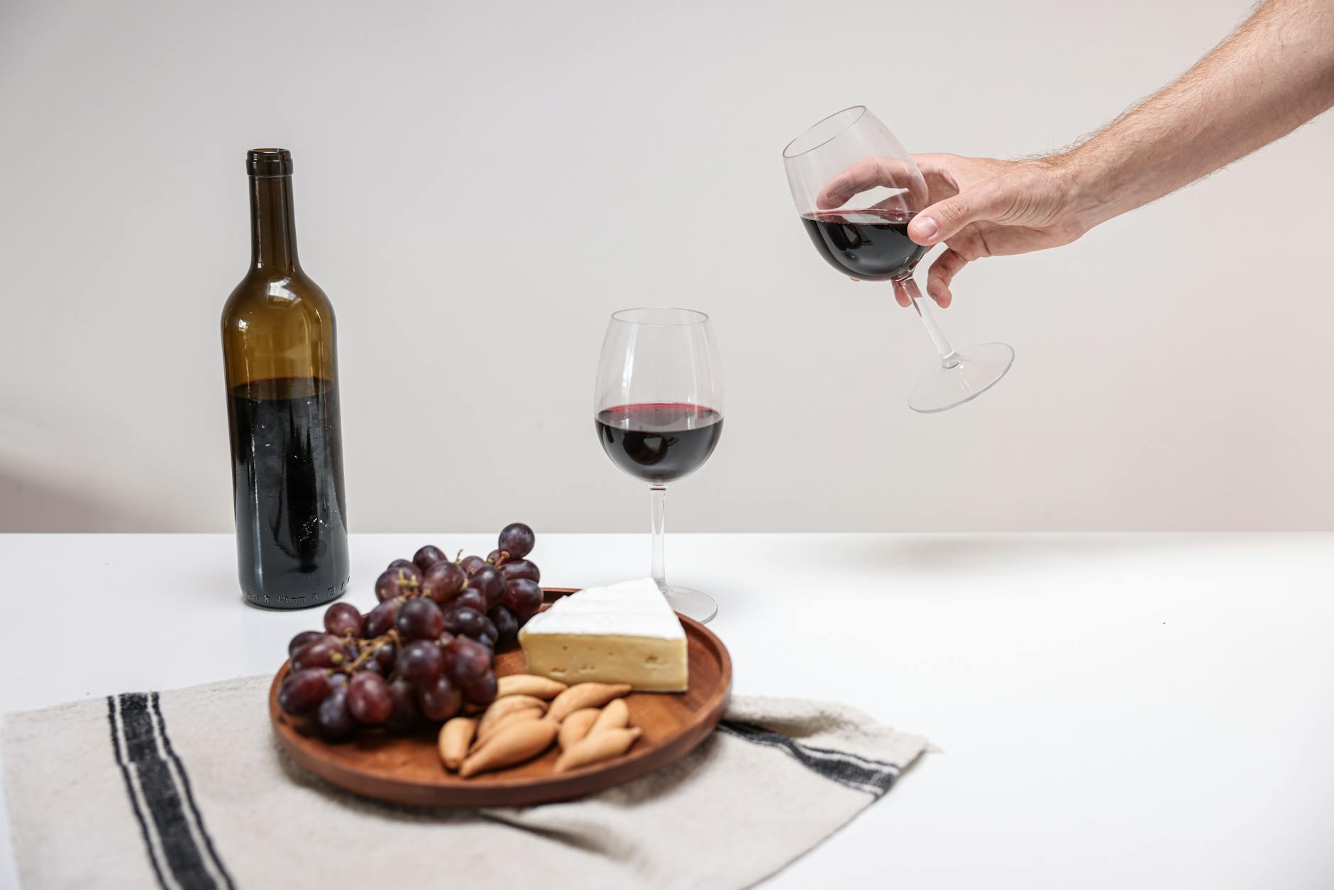 Podávání vína: jak správně nalévat, hodnotit a kombinovat s jídlem 2 ktere vino se hodi ke kteremu jidlu podavani vina