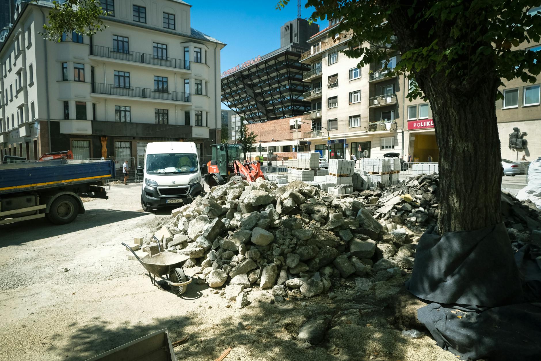 Ochrana stromů při stavbě: jak chránit kořeny i korunu 6 navazka pudy v korenove zone jak ji provest bez poskozeni stromu ochrana stromu pri stavbe