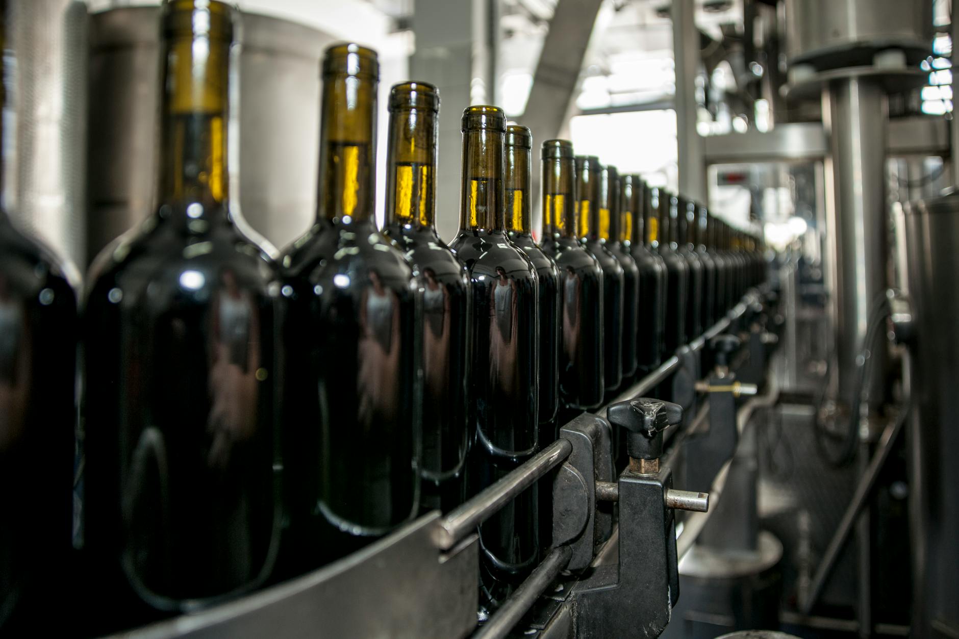 Praktický návod na výrobu révového vína krok za krokem 4 vyroba cerveneho vina ve velkovyrobe kvasne tanky a automatizace vyroba revoveho vina