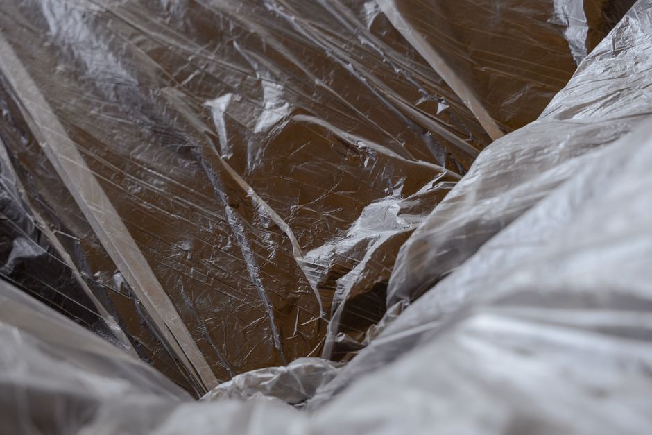 Materiály na zasklení skleníků: sklo a plastické hmoty 1 Průsvitná plastová fólie napnutá na dřevěné konstrukci