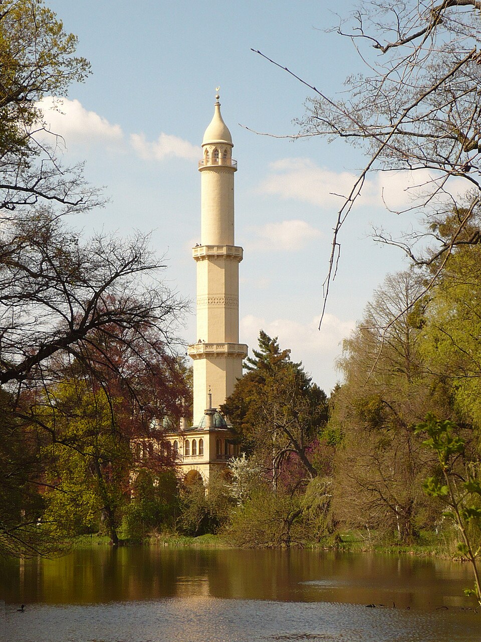 Anglický park a anglická zahrada: principy, stavby a kde je vidět 5 Minaret v Lednici mezi stromy
