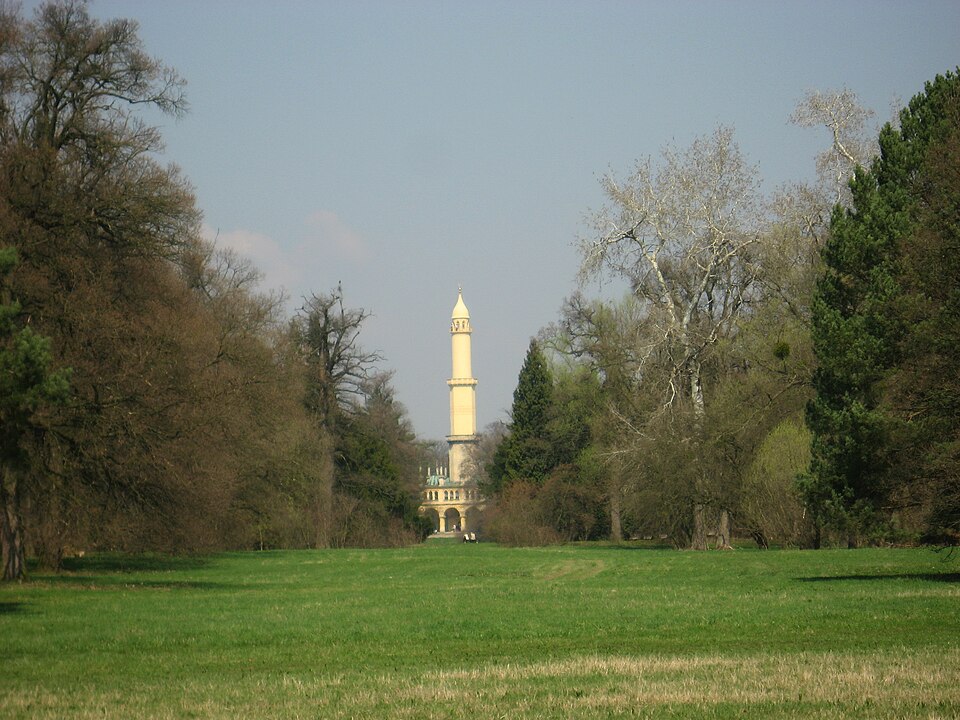 Lednicko-valtický areál: park Lednice, minaret a stavby 1 Minaret v Lednicko-valtickém areálu