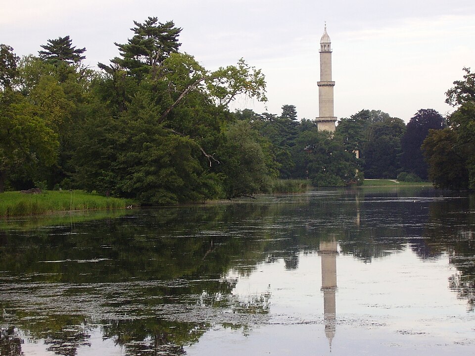 Lednicko-valtický areál: park Lednice, minaret a stavby 7 Minaret v Lednici přes rybník