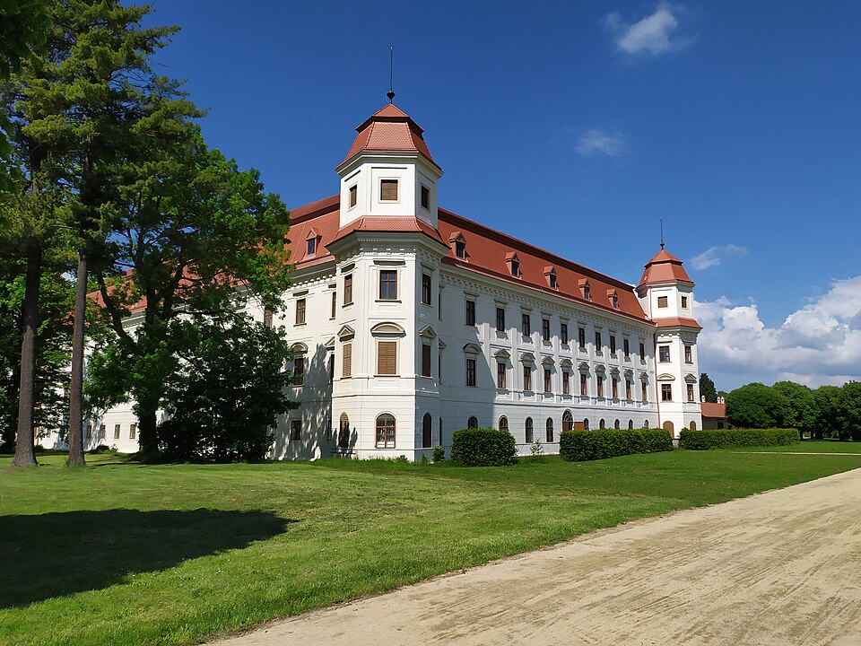 Hradec nad Moravicí, Čechy pod Kosířem a Holešov: zahrady 4 Zámek Holešov při pohledu ze zahrady