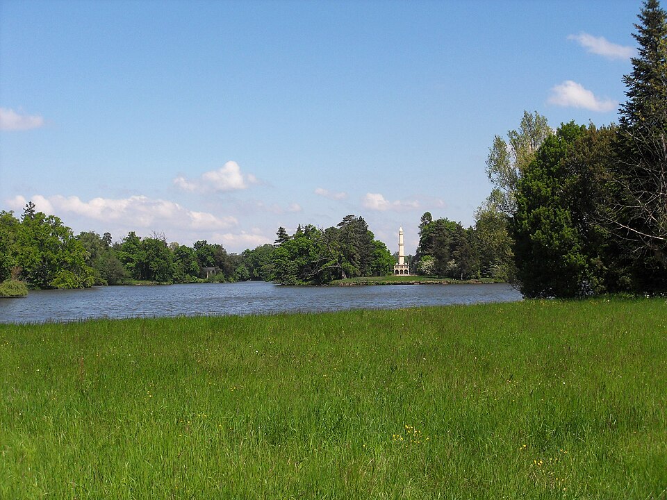 Lednicko-valtický areál: park Lednice, minaret a stavby 4 Zámecký rybník v Lednici