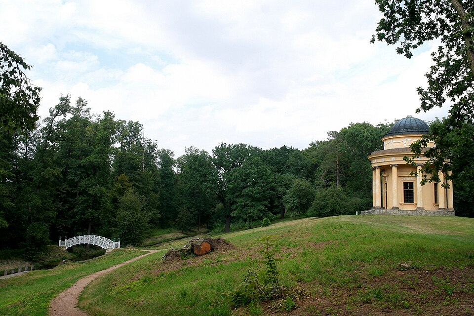 Zámek Dobříš a další zámecké zahrady ve středních Čechách 5 Chrám přátel venkova a zahrad, zámecký park Veltrusy