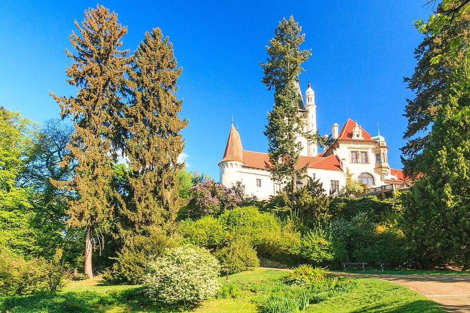 Průhonický park: historie, rododendrony a co v něm vidět 2 Zámek Průhonice