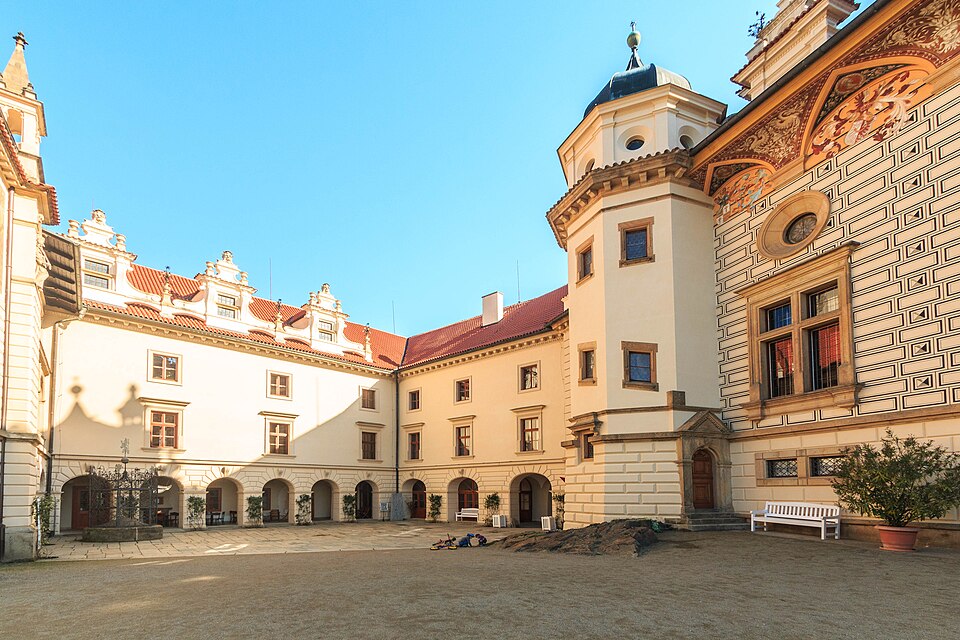 Průhonický park: historie, rododendrony a co v něm vidět 1 Nádvoří zámku Průhonice